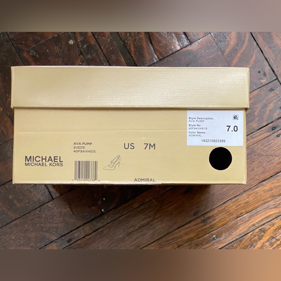 Beautiful NWOT Micheal Kors Navy Blue Suede Heels - Size 7 - Picture 14 of 14